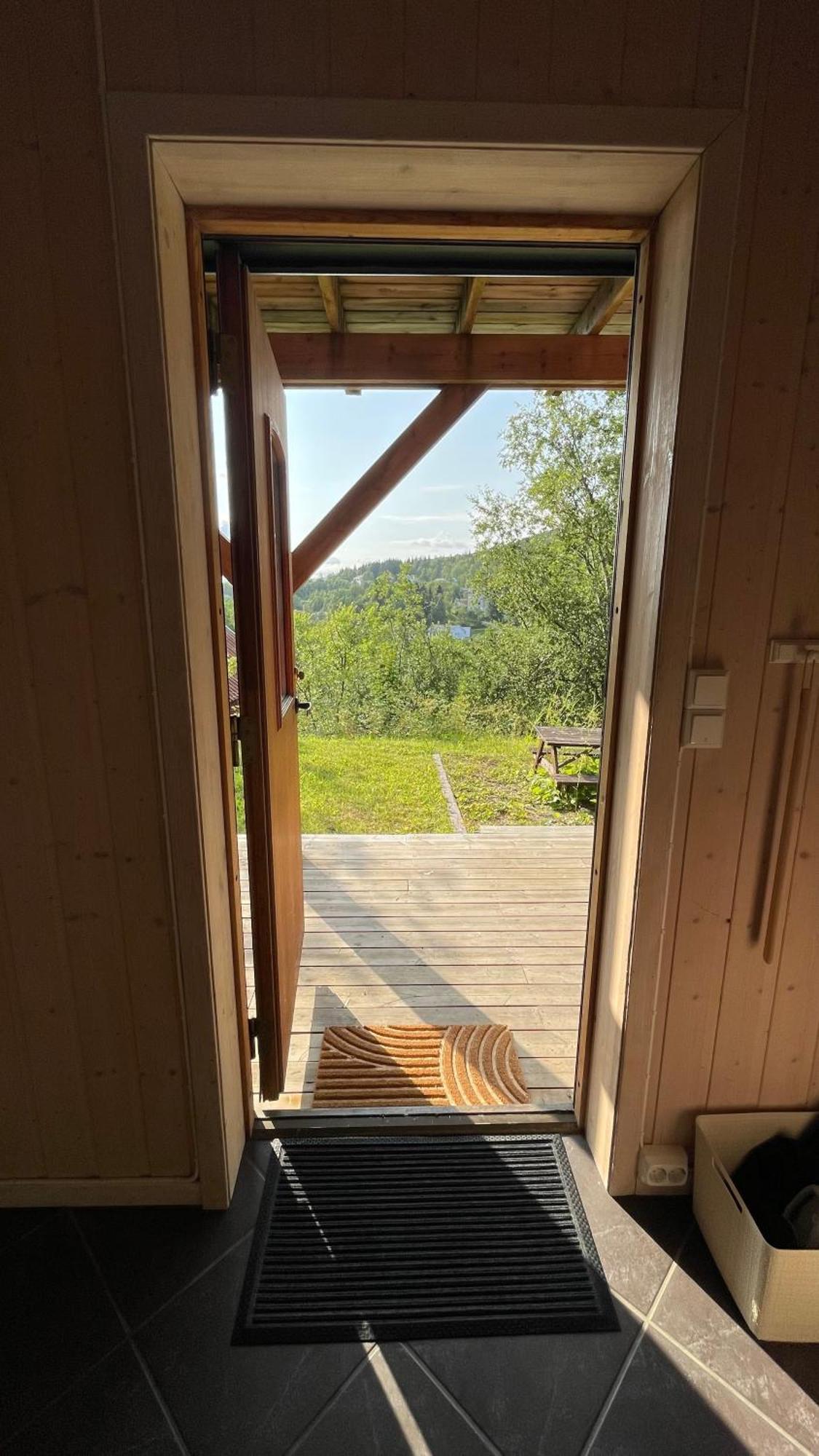Sentral Og Romslig Leilighet Naert Senja Finnsnes Exterior foto